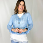 Aggiungi un tocco di femminilità a ogni outfit con questo cardigan in maglia traforata, leggero e raffinato. Il design traforato crea un effetto armonioso e arioso, perfetto per le mezze stagioni o per completare un look estivo elegante. Gli orli arricciati su maniche e fondo donano un dettaglio romantico e moderno