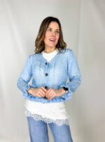 Aggiungi un tocco di femminilità a ogni outfit con questo cardigan in maglia traforata, leggero e raffinato. Il design traforato crea un effetto armonioso e arioso, perfetto per le mezze stagioni o per completare un look estivo elegante. Gli orli arricciati su maniche e fondo donano un dettaglio romantico e moderno
