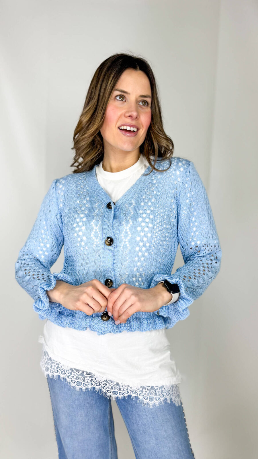 Aggiungi un tocco di femminilità a ogni outfit con questo cardigan in maglia traforata, leggero e raffinato. Il design traforato crea un effetto armonioso e arioso, perfetto per le mezze stagioni o per completare un look estivo elegante. Gli orli arricciati su maniche e fondo donano un dettaglio romantico e moderno