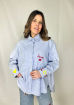 Camicia azzurra a righette bianche con ricami LOVE.