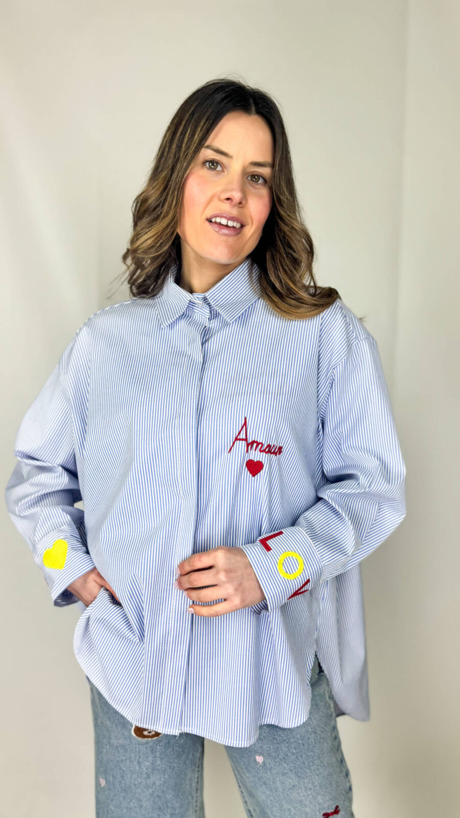 Camicia azzurra a righette bianche con ricami LOVE.