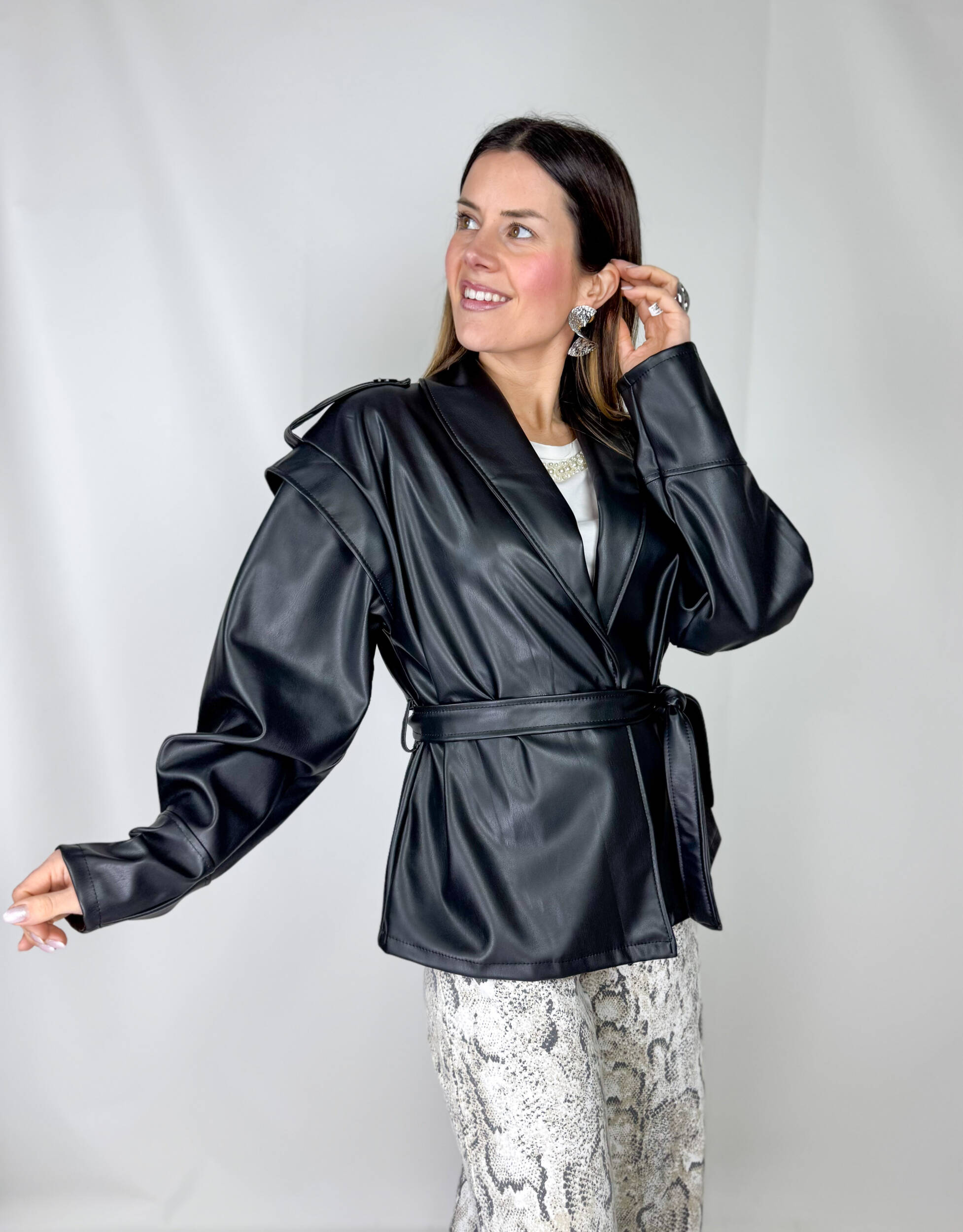 IMG_3745 Giacca in ecopelle dal carattere deciso, perfetta per chi ama uno stile moderno e grintoso. Il taglio monopetto con collo a revers dona eleganza e struttura, mentre le spalline pronunciate valorizzano la silhouette creando una linea forte e sofisticata. La cintura in vita permette di regolare la vestibilità e sottolineare il punto vita, rendendo il capo femminile e slanciato. Ideale da indossare sia con jeans e stivaletti per un look casual chic, sia sopra abiti o pantaloni eleganti per un outfit più ricercato.