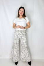 Jeans dal design audace e super trendy, caratterizzato da stampa pitonata che dona al capo un look deciso e originale. Il taglio a palazzo con gamba ampia slancia la figura e garantisce una vestibilità comoda e moderna.