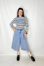 Jeans modello bermuda a gamba ampia, lunghi fino al polpaccio, dal colore azzurro chiaro fresco e versatile. Il design è arricchito da pence in vita, che donano struttura e un tocco sartoriale al capo, valorizzando la silhouette senza rinunciare al comfort.