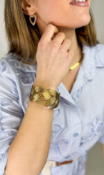 Bracciale elegante e moderno, realizzato in acciaio inossidabile con un design a treccia rigida che dona carattere e stile al polso. La struttura rigida lo rende distintivo, mentre il meccanismo regolabile permette di adattarlo facilmente a diverse misure, combinando comfort e praticità.