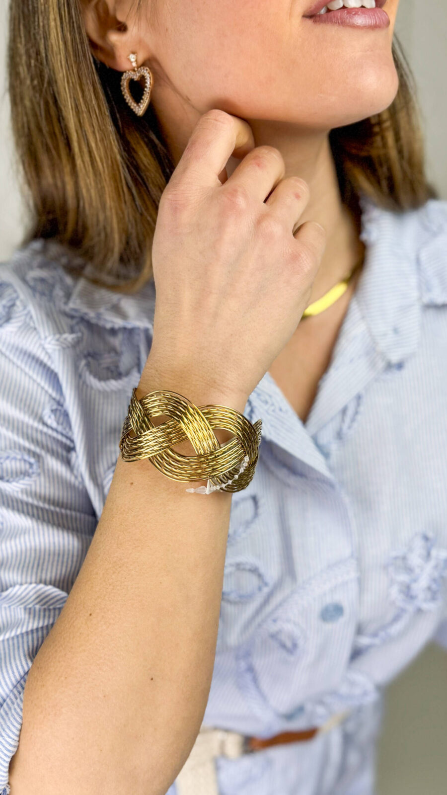 Bracciale elegante e moderno, realizzato in acciaio inossidabile con un design a treccia rigida che dona carattere e stile al polso. La struttura rigida lo rende distintivo, mentre il meccanismo regolabile permette di adattarlo facilmente a diverse misure, combinando comfort e praticità.