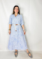Abito lungo femminile e raffinato, realizzato in cotone leggero con righe azzurre e bianche, ideale per creare un look fresco e chic. Il modello chemisier con maniche 3/4 dona eleganza e versatilità, perfetto per le giornate più calde o per eventi casual-eleganti. I ricami delicati aggiungono un tocco artigianale e sofisticato, mentre la cintura in vita permette di valorizzare la silhouette creando una linea armoniosa e femminile.