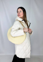 Piumino oversize elegante e funzionale, perfetto per affrontare le giornate più fredde con stile. Realizzato in tessuto beige trapuntato, dona un look moderno e raffinato, mentre il taglio oversize assicura comfort e libertà di movimento. Il cappuccio aggiunge protezione e praticità, mentre la chiusura frontale con zip rende il capo facile da indossare e regolabile a piacere. Perfetto da abbinare a jeans, pantaloni o outfit sportivi per un look casual-chic, è un must-have della stagione fredda.