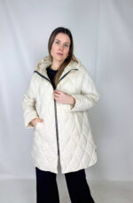 Piumino oversize elegante e funzionale, perfetto per affrontare le giornate più fredde con stile. Realizzato in tessuto beige trapuntato, dona un look moderno e raffinato, mentre il taglio oversize assicura comfort e libertà di movimento. Il cappuccio aggiunge protezione e praticità, mentre la chiusura frontale con zip rende il capo facile da indossare e regolabile a piacere. Perfetto da abbinare a jeans, pantaloni o outfit sportivi per un look casual-chic, è un must-have della stagione fredda.