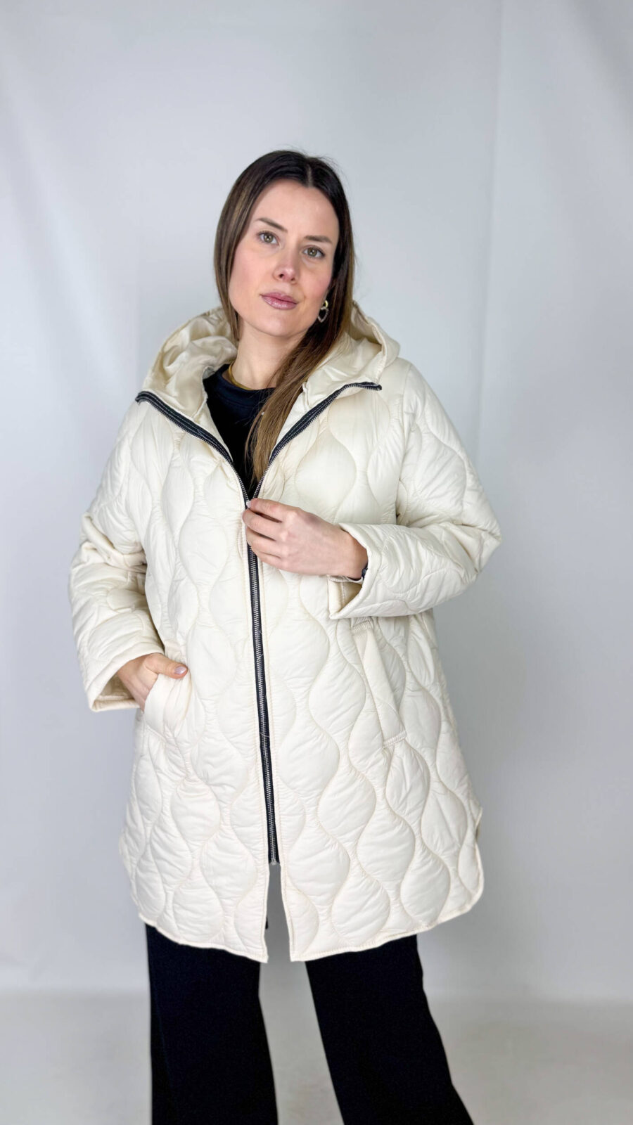 Piumino oversize elegante e funzionale, perfetto per affrontare le giornate più fredde con stile. Realizzato in tessuto beige trapuntato, dona un look moderno e raffinato, mentre il taglio oversize assicura comfort e libertà di movimento. Il cappuccio aggiunge protezione e praticità, mentre la chiusura frontale con zip rende il capo facile da indossare e regolabile a piacere. Perfetto da abbinare a jeans, pantaloni o outfit sportivi per un look casual-chic, è un must-have della stagione fredda.