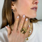 Anello elegante dal design minimalista, caratterizzato da una forma tonda a bottone che dona un dettaglio discreto ma di grande stile al tuo look. Realizzato con materiali resistenti,
