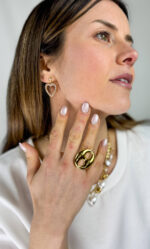 Anello elegante dal design minimalista, caratterizzato da una forma tonda a bottone che dona un dettaglio discreto ma di grande stile al tuo look. Realizzato con materiali resistenti,