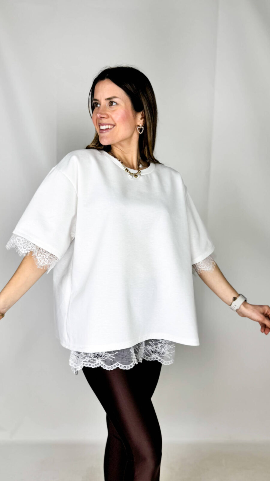 elpa femminile e originale, dal design a manica corta con dettagli sofisticati che trasformano un capo casual in un pezzo unico. L’apertura a V sulla schiena aggiunge un tocco di sensualità discreta, mentre la bordatura in pizzo sotto dona eleganza e femminilità. Realizzata in tessuto morbido e confortevole, è perfetta da indossare sia con jeans e pantaloni casual