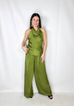 Il coordinato perfetto per un look sofisticato e femminile. Questo set è composto da un top modello halter allacciato dietro al collo che valorizza le spalle e lascia la schiena leggermente scoperta, creando una linea elegante e sensuale. Il pantalone a palazzo completa il look con una vestibilità fluida e raffinata: vita elasticizzata per il massimo comfort, pence sul davanti che slanciano la figura e pratiche tasche laterali che uniscono stile e funzionalità. Un completo versatile e contemporaneo, ideale per occasioni estive, eventi, aperitivi o serate eleganti. Indossalo con sandali minimal o tacchi per un outfit impeccabile.
