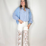 Jeans Diana bianchi dal taglio a gamba dritta, essenziali e versatili, pensati per slanciare la figura con una linea pulita e contemporanea. Il design si distingue per un dettaglio scenografico e femminile: una balza in pizzo applicata sopra, lunga fino ai piedi, che crea un raffinato effetto sovrapposto.