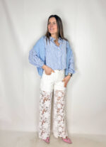 Jeans Diana bianchi dal taglio a gamba dritta, essenziali e versatili, pensati per slanciare la figura con una linea pulita e contemporanea. Il design si distingue per un dettaglio scenografico e femminile: una balza in pizzo applicata sopra, lunga fino ai piedi, che crea un raffinato effetto sovrapposto.