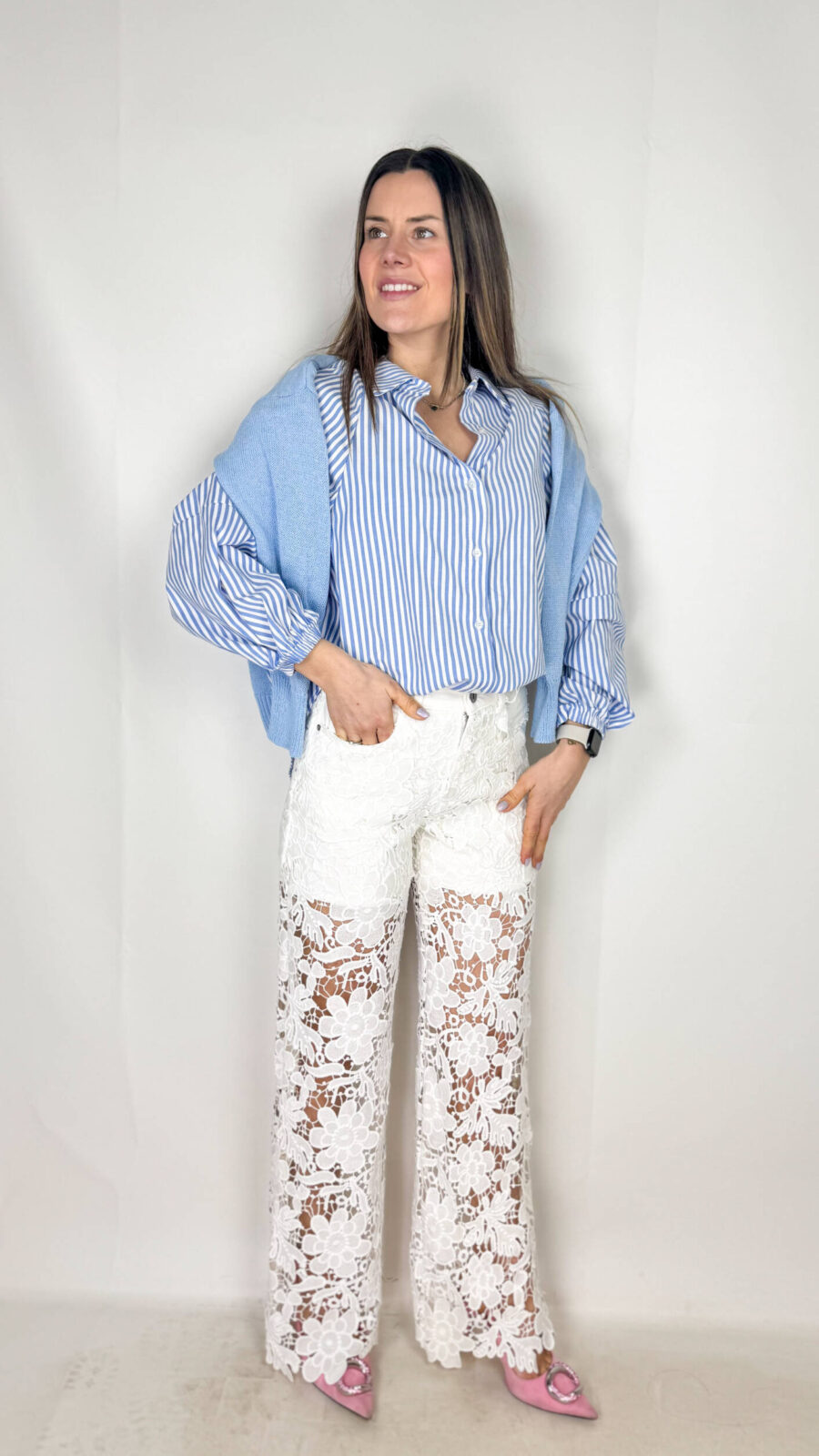 Jeans Diana bianchi dal taglio a gamba dritta, essenziali e versatili, pensati per slanciare la figura con una linea pulita e contemporanea. Il design si distingue per un dettaglio scenografico e femminile: una balza in pizzo applicata sopra, lunga fino ai piedi, che crea un raffinato effetto sovrapposto.