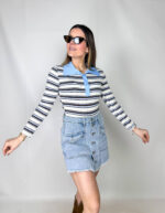 Gonna pantalone in denim chiaro dallo stile casual e contemporaneo. Realizzata in tessuto morbido e resistente, presenta una silhouette fluida che unisce il comfort dei pantaloni all’eleganza di una gonna. Il design è arricchito da una fila di bottoni frontali che aggiungono un tocco di carattere e praticità. Perfetta per look quotidiani versatili, si abbina facilmente sia a capi basic che a outfit più ricercati.