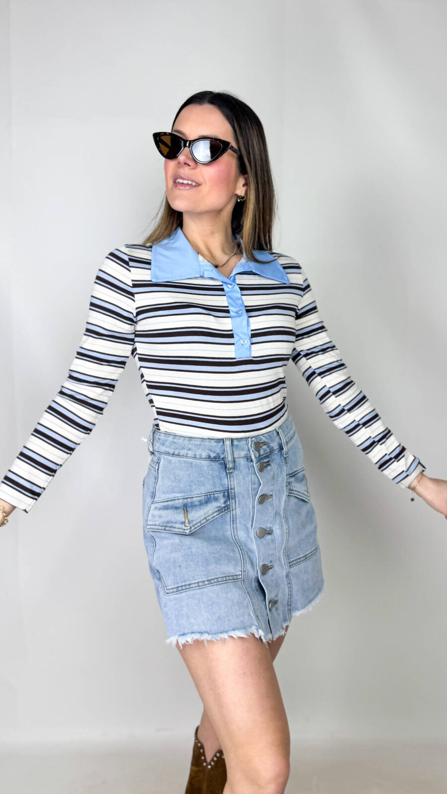 Gonna pantalone in denim chiaro dallo stile casual e contemporaneo. Realizzata in tessuto morbido e resistente, presenta una silhouette fluida che unisce il comfort dei pantaloni all’eleganza di una gonna. Il design è arricchito da una fila di bottoni frontali che aggiungono un tocco di carattere e praticità. Perfetta per look quotidiani versatili, si abbina facilmente sia a capi basic che a outfit più ricercati.