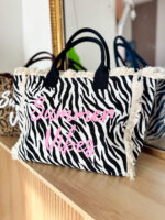 Borsa Beach mare capiente in cotone fantasia “wow”, perfetta per accompagnarti nelle tue giornate estive con stile e praticità. Realizzata in morbido cotone resistente, unisce un design vivace e originale a una funzionalità impeccabile.