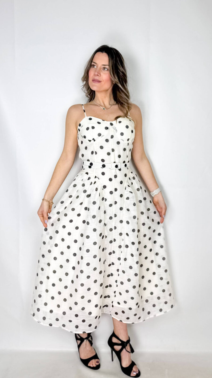 Abito leggero a pois dallo stile fresco e femminile, perfetto per la bella stagione. Il corpetto definito valorizza la silhouette con eleganza, mentre la gonna ampia dona movimento e leggerezza ad ogni passo. La possibilità di aggiungere una cintura in vita permette di personalizzare il fit, enfatizzando le forme e adattando il look a diverse occasioni.