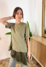 T-shirt realizzata in morbido cotone, pensata per offrire comfort e leggerezza durante tutta la giornata. Il design essenziale viene arricchito da una raffinata balza sul fondo, impreziosita da dettagli in raso e inserti in pizzo che donano un tocco romantico e femminile. Un capo versatile che unisce semplicità e ricercatezza, perfetto da abbinare sia a look casual che a outfit più curati per un’eleganza delicata.