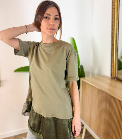 T-shirt realizzata in morbido cotone, pensata per offrire comfort e leggerezza durante tutta la giornata. Il design essenziale viene arricchito da una raffinata balza sul fondo, impreziosita da dettagli in raso e inserti in pizzo che donano un tocco romantico e femminile. Un capo versatile che unisce semplicità e ricercatezza, perfetto da abbinare sia a look casual che a outfit più curati per un’eleganza delicata.