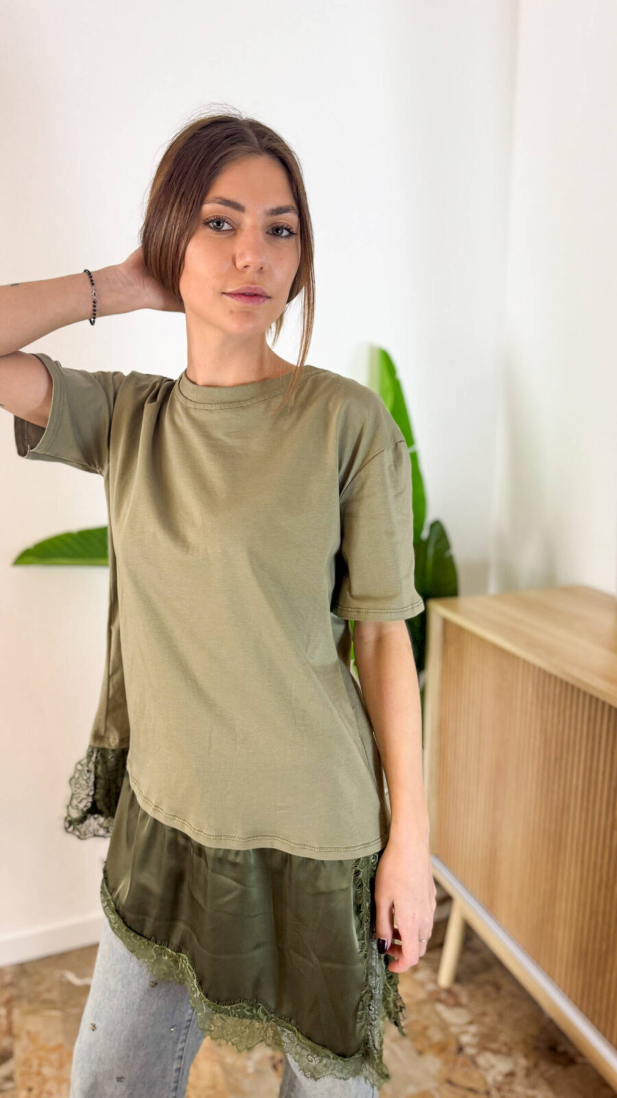 T-shirt realizzata in morbido cotone, pensata per offrire comfort e leggerezza durante tutta la giornata. Il design essenziale viene arricchito da una raffinata balza sul fondo, impreziosita da dettagli in raso e inserti in pizzo che donano un tocco romantico e femminile. Un capo versatile che unisce semplicità e ricercatezza, perfetto da abbinare sia a look casual che a outfit più curati per un’eleganza delicata.