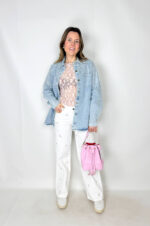 Rinnova il tuo guardaroba con questa camicia in denim dal carattere deciso e femminile. Realizzata in morbido cotone denim di alta qualità, unisce comfort e resistenza a un design contemporaneo. Gli strass applicati donano un effetto brillante e raffinato, perfetto per aggiungere personalità anche agli outfit più semplici.