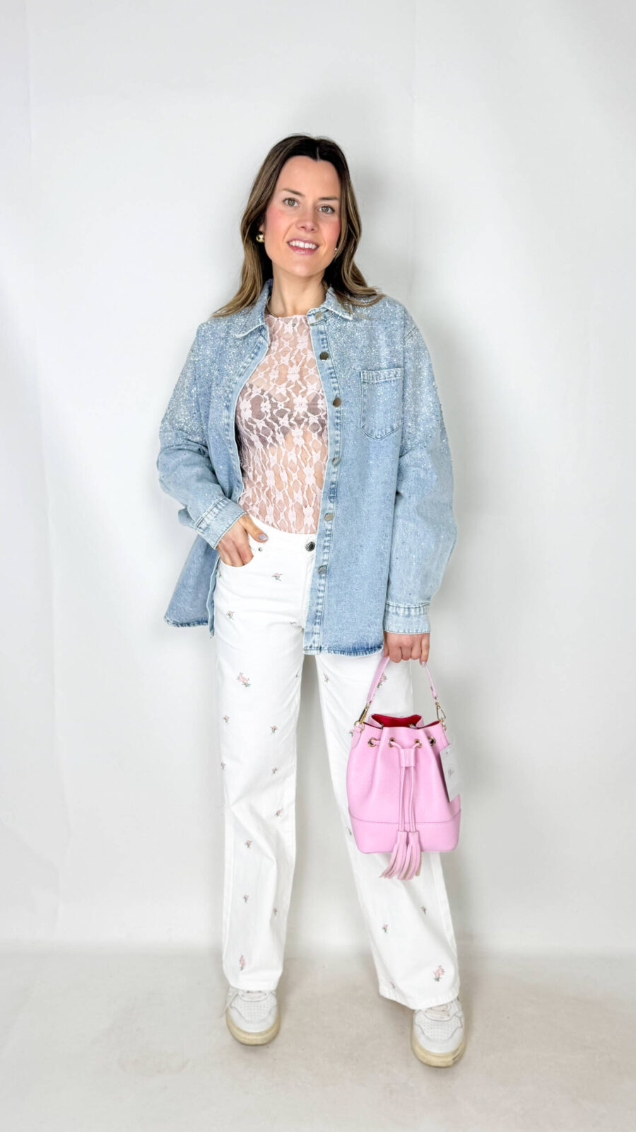 Rinnova il tuo guardaroba con questa camicia in denim dal carattere deciso e femminile. Realizzata in morbido cotone denim di alta qualità, unisce comfort e resistenza a un design contemporaneo. Gli strass applicati donano un effetto brillante e raffinato, perfetto per aggiungere personalità anche agli outfit più semplici.