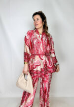 Lasciati ispirare dal fascino essenziale dell’estetica giapponese con questo raffinato coordinato, pensato per unire comfort e stile in un’unica soluzione. Il completo è composto da un kimono aperto sul davanti, arricchito da una cintura in vita che valorizza la silhouette, e da un pantalone a palazzo dalla linea ampia e fluida. Il kimono, leggero e versatile, cade morbido sul corpo creando un effetto sofisticato e rilassato allo stesso tempo. La cintura permette di indossarlo sia aperto che chiuso