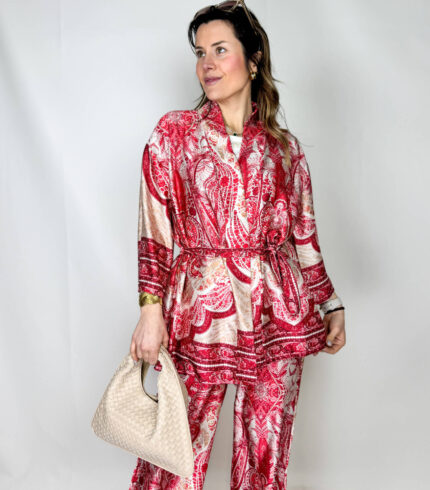 Lasciati ispirare dal fascino essenziale dell’estetica giapponese con questo raffinato coordinato, pensato per unire comfort e stile in un’unica soluzione. Il completo è composto da un kimono aperto sul davanti, arricchito da una cintura in vita che valorizza la silhouette, e da un pantalone a palazzo dalla linea ampia e fluida. Il kimono, leggero e versatile, cade morbido sul corpo creando un effetto sofisticato e rilassato allo stesso tempo. La cintura permette di indossarlo sia aperto che chiuso