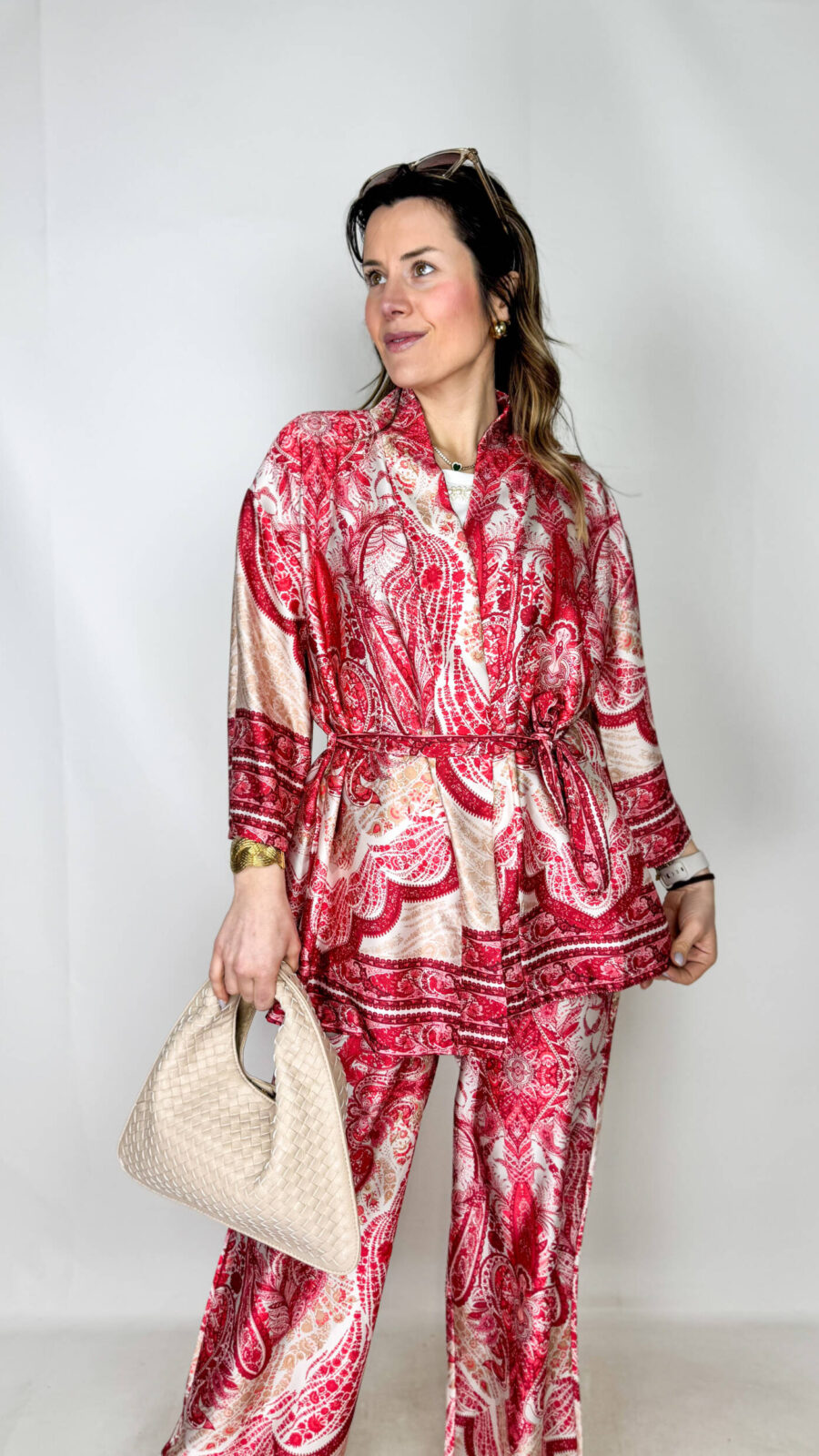 Lasciati ispirare dal fascino essenziale dell’estetica giapponese con questo raffinato coordinato, pensato per unire comfort e stile in un’unica soluzione. Il completo è composto da un kimono aperto sul davanti, arricchito da una cintura in vita che valorizza la silhouette, e da un pantalone a palazzo dalla linea ampia e fluida. Il kimono, leggero e versatile, cade morbido sul corpo creando un effetto sofisticato e rilassato allo stesso tempo. La cintura permette di indossarlo sia aperto che chiuso