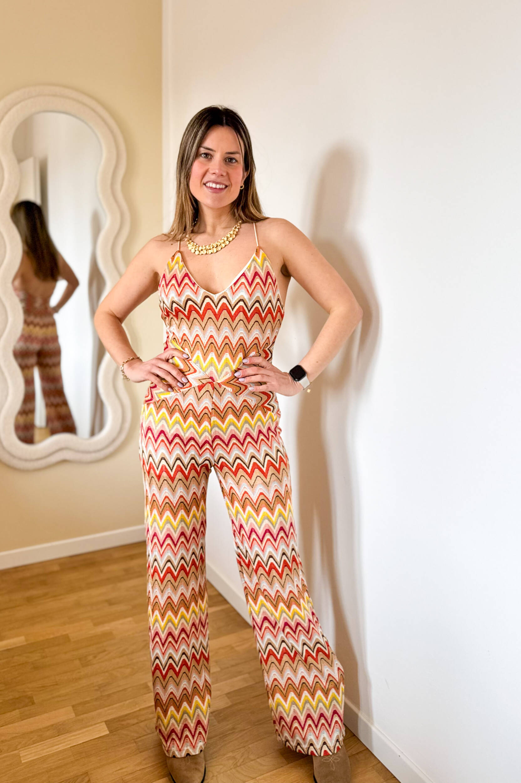 IMG_5564 Tuta elasticizzata multicolore dallo stile vibrante e contemporaneo, ispirata alle iconiche fantasie zig-zag. Il design avvolgente valorizza la silhouette grazie al tessuto stretch che si adatta perfettamente al corpo, garantendo comfort e libertà di movimento. Il top a triangolo dona un’allure femminile e sensuale, mentre la schiena semi scoperta aggiunge un tocco audace e sofisticato, lasciando intravedere la pelle con eleganza. Il pantalone a gamba dritta completa il look con una linea fluida e slanciata, bilanciando perfettamente il fit aderente della parte superiore.