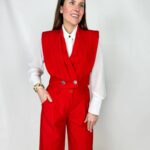 Completo CinemaCoordinato Cinema dal fascino elegante e contemporaneo, perfetto per uno stile raffinato ma attuale. Il pantalone sartoriale a gamba dritta presenta pence frontali che slanciano la figura, mentre l’elastico sul retro della vita assicura comfort e una vestibilità impeccabile. Rosso