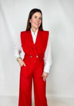 Completo CinemaCoordinato Cinema dal fascino elegante e contemporaneo, perfetto per uno stile raffinato ma attuale. Il pantalone sartoriale a gamba dritta presenta pence frontali che slanciano la figura, mentre l’elastico sul retro della vita assicura comfort e una vestibilità impeccabile. Rosso