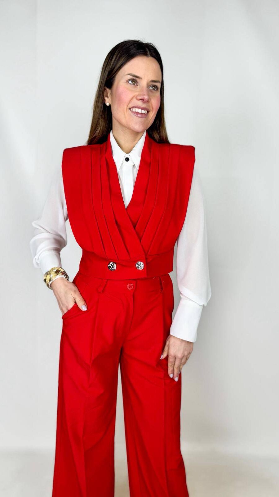 Completo CinemaCoordinato Cinema dal fascino elegante e contemporaneo, perfetto per uno stile raffinato ma attuale. Il pantalone sartoriale a gamba dritta presenta pence frontali che slanciano la figura, mentre l’elastico sul retro della vita assicura comfort e una vestibilità impeccabile. Rosso