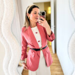 Blazer aperto sul davanti dal design essenziale e contemporaneo, perfetto per completare con eleganza i look di mezza stagione. Realizzato senza fodera, risulta leggero e confortevole, ideale per la primavera e le sere d’estate. Il collo con revers dona un tocco classico e raffinato, mentre le maniche arricchite aggiungono carattere e originalità al capo, elevandone lo stile con dettagli distintivi.