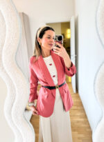 Blazer aperto sul davanti dal design essenziale e contemporaneo, perfetto per completare con eleganza i look di mezza stagione. Realizzato senza fodera, risulta leggero e confortevole, ideale per la primavera e le sere d’estate. Il collo con revers dona un tocco classico e raffinato, mentre le maniche arricchite aggiungono carattere e originalità al capo, elevandone lo stile con dettagli distintivi.
