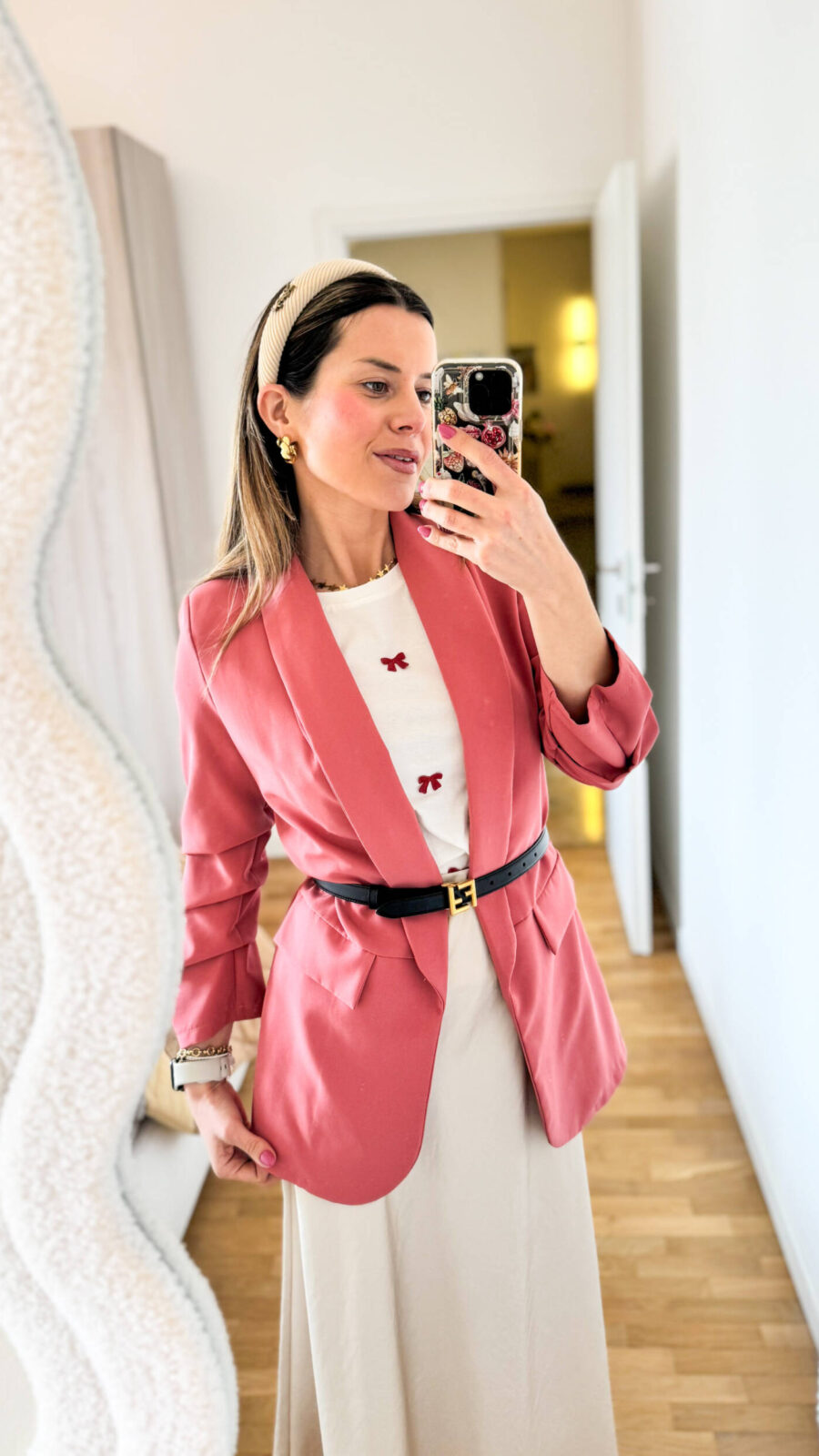 Blazer aperto sul davanti dal design essenziale e contemporaneo, perfetto per completare con eleganza i look di mezza stagione. Realizzato senza fodera, risulta leggero e confortevole, ideale per la primavera e le sere d’estate. Il collo con revers dona un tocco classico e raffinato, mentre le maniche arricchite aggiungono carattere e originalità al capo, elevandone lo stile con dettagli distintivi.