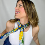Foulard in tessuto effetto seta, leggero e fluido, impreziosito da una raffinata fantasia che dona eleganza e movimento al capo. Morbido al tatto e luminoso alla vista, è l’accessorio perfetto per completare qualsiasi outfit con un tocco di stile