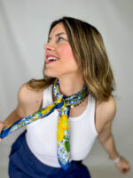 Foulard in tessuto effetto seta, leggero e fluido, impreziosito da una raffinata fantasia che dona eleganza e movimento al capo. Morbido al tatto e luminoso alla vista, è l’accessorio perfetto per completare qualsiasi outfit con un tocco di stile