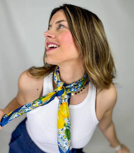 Foulard in tessuto effetto seta, leggero e fluido, impreziosito da una raffinata fantasia che dona eleganza e movimento al capo. Morbido al tatto e luminoso alla vista, è l’accessorio perfetto per completare qualsiasi outfit con un tocco di stile