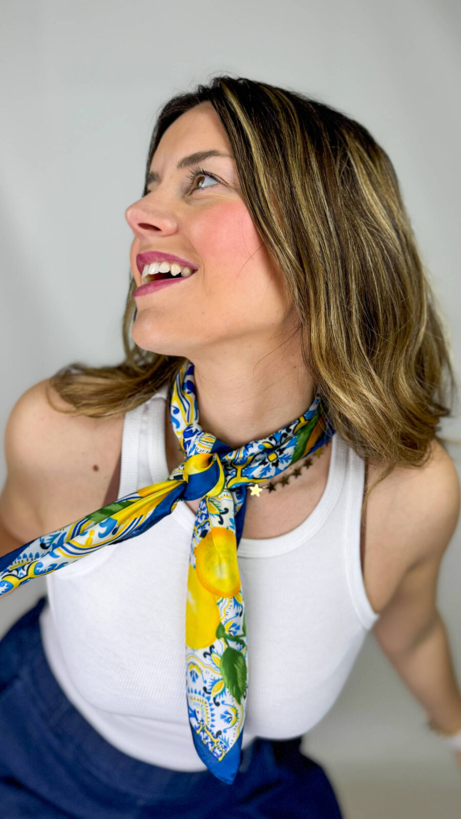 Foulard in tessuto effetto seta, leggero e fluido, impreziosito da una raffinata fantasia che dona eleganza e movimento al capo. Morbido al tatto e luminoso alla vista, è l’accessorio perfetto per completare qualsiasi outfit con un tocco di stile