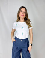 T-shirt in morbido cotone, leggera e confortevole, perfetta per la stagione primaverile ed estiva. Il design è impreziosito da delicati fiorellini applicati sul davanti, nelle tonalità fresche dell’azzurro e del verde, che donano un tocco romantico e naturale al capo
