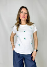 T-shirt in morbido cotone, leggera e confortevole, perfetta per la stagione primaverile ed estiva. Il design è impreziosito da delicati fiorellini applicati sul davanti, nelle tonalità fresche dell’azzurro e del verde, che donano un tocco romantico e naturale al capo