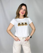 T-shirt in cotone morbido e confortevole, perfetta per un look casual e giocoso. Sul davanti spiccano tre teneri orsetti teddy ricamati, che aggiungono un tocco dolce e originale al capo. Versatile e facile da abbinare, è ideale per outfit quotidiani dal mood giovane e spensierato.