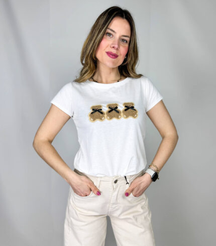 T-shirt in cotone morbido e confortevole, perfetta per un look casual e giocoso. Sul davanti spiccano tre teneri orsetti teddy ricamati, che aggiungono un tocco dolce e originale al capo. Versatile e facile da abbinare, è ideale per outfit quotidiani dal mood giovane e spensierato.
