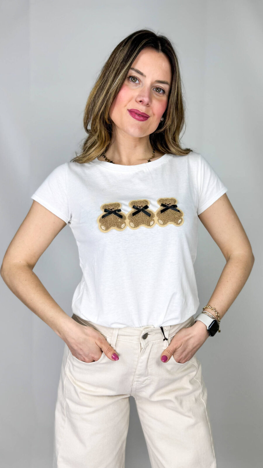 T-shirt in cotone morbido e confortevole, perfetta per un look casual e giocoso. Sul davanti spiccano tre teneri orsetti teddy ricamati, che aggiungono un tocco dolce e originale al capo. Versatile e facile da abbinare, è ideale per outfit quotidiani dal mood giovane e spensierato.