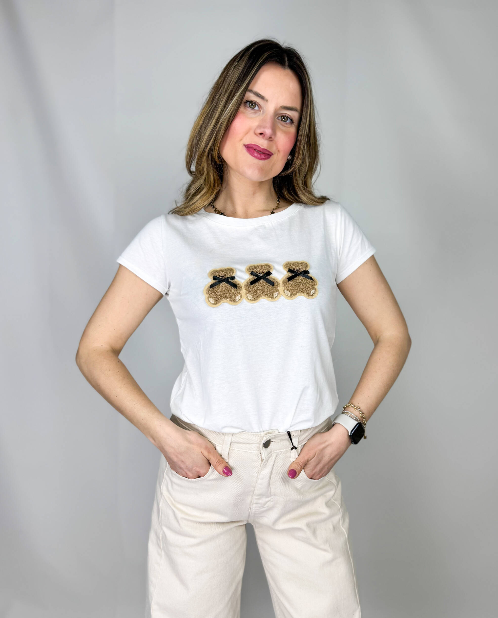 IMG_6758 T-shirt in cotone morbido e confortevole, perfetta per un look casual e giocoso. Sul davanti spiccano tre teneri orsetti teddy ricamati, che aggiungono un tocco dolce e originale al capo. Versatile e facile da abbinare, è ideale per outfit quotidiani dal mood giovane e spensierato.